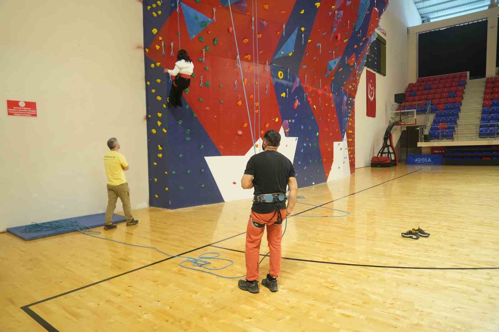 Niğde’deki tırmanış duvarı geleceğin dağcılarını yetiştirecek
Niğde’deki tırmanış duvarı geleceğin dağcılarını yetiştirecek