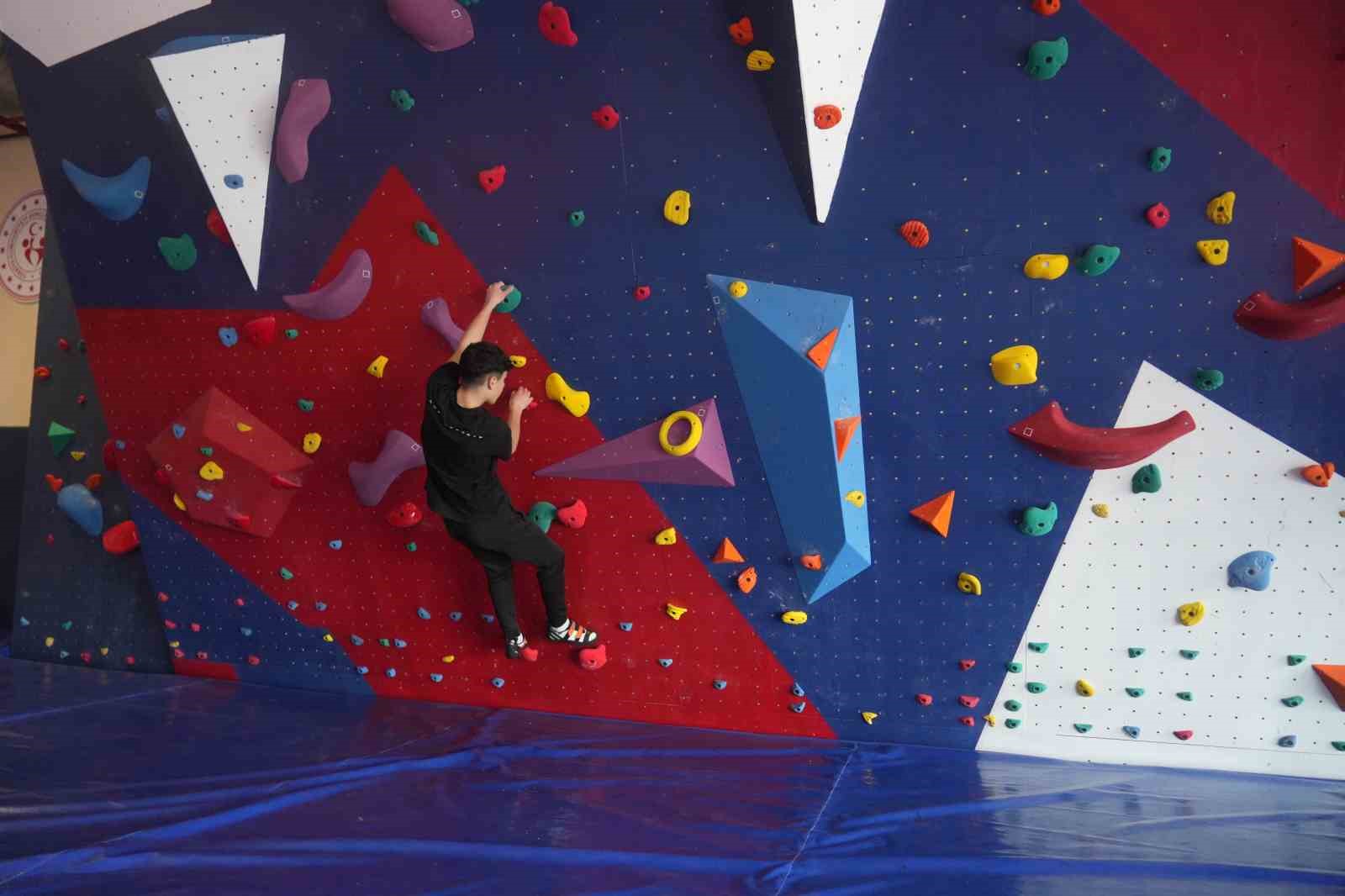 Niğde’deki tırmanış duvarı geleceğin dağcılarını yetiştirecek
Niğde’deki tırmanış duvarı geleceğin dağcılarını yetiştirecek