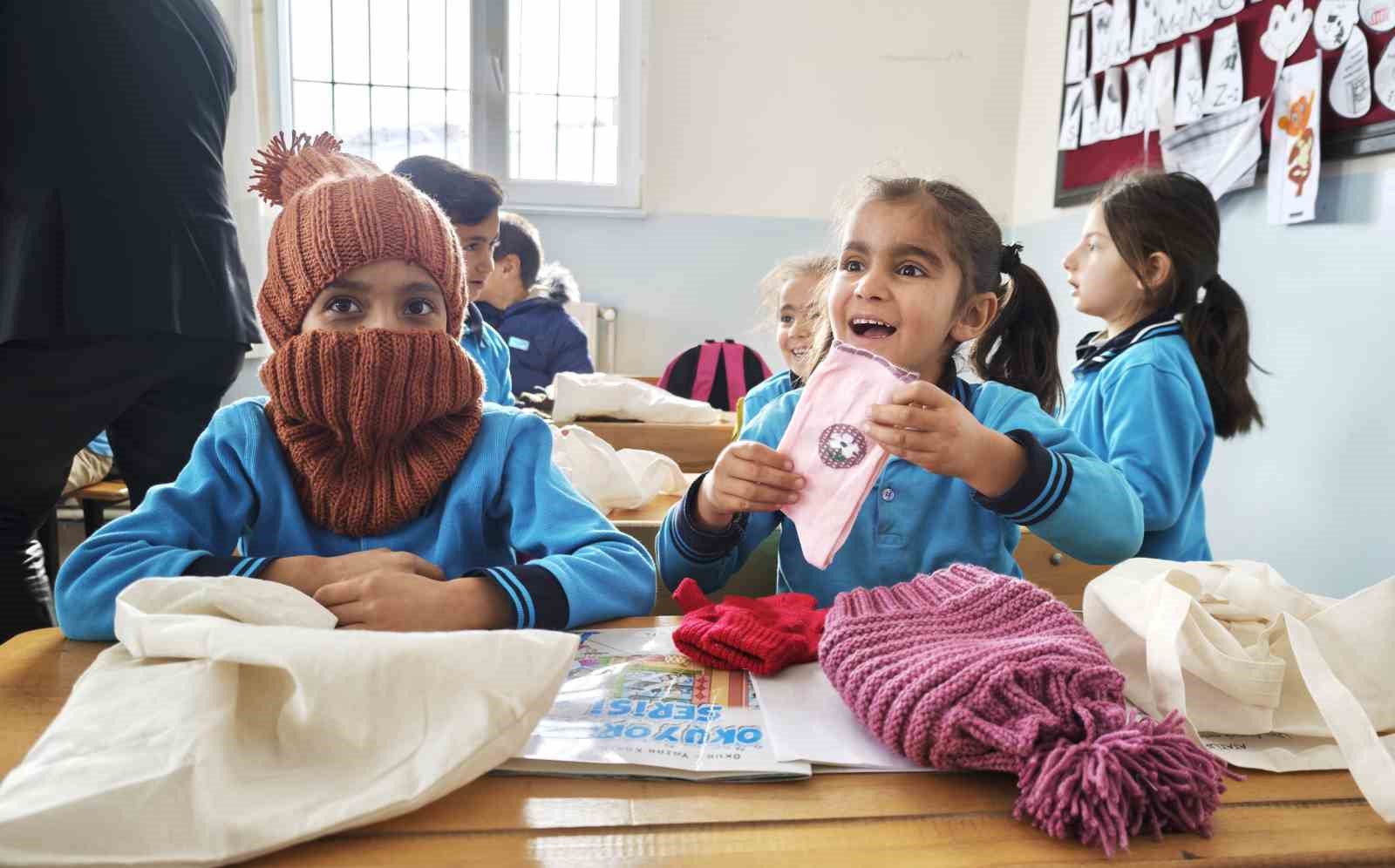Niğdeli kadınlar Ahlatlı köy çocuklarının içini ısıttı
