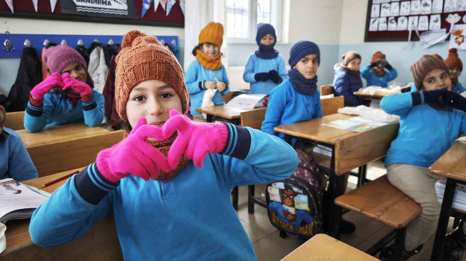 Niğdeli kadınlar Ahlatlı köy çocuklarının içini ısıttı
