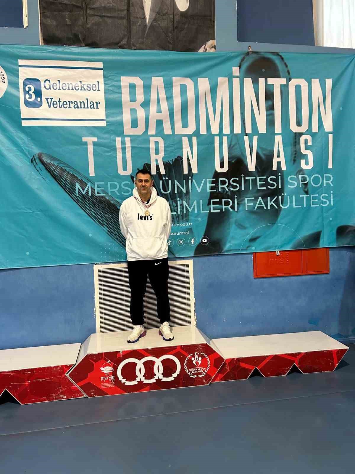 Niğdeli veteran badmintonculardan 14 madalya
Niğdeli veteran badmintonculardan 14 madalya