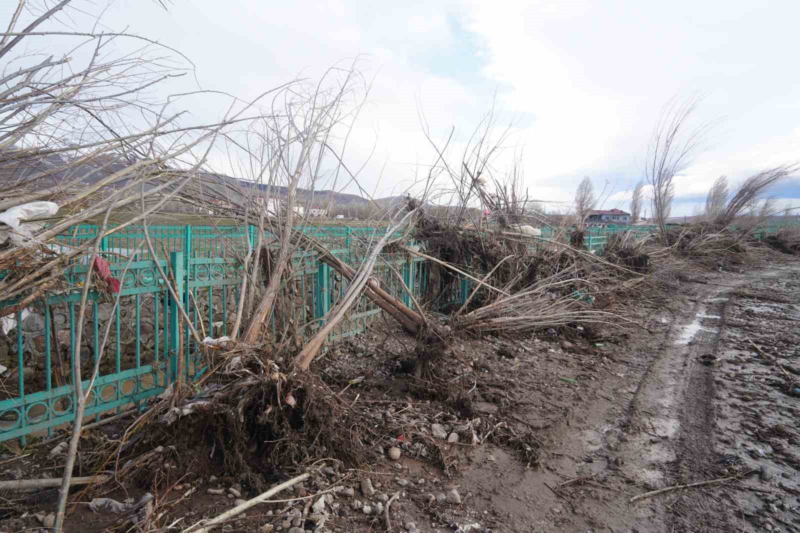 Niğde’nin Çiftlik ilçesinde yağışın ardından taşkınlar yaşandı
