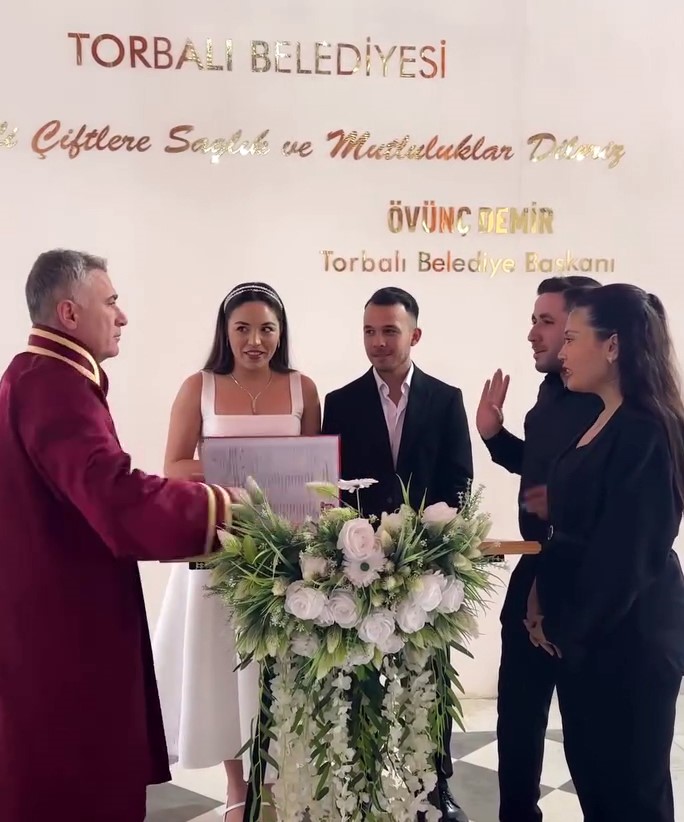 Nikah memuruna şaka yapmak istediler, asıl şakayı memur yaptı
Nikah memuruna şaka yapmak istediler, asıl şakayı memur yaptı