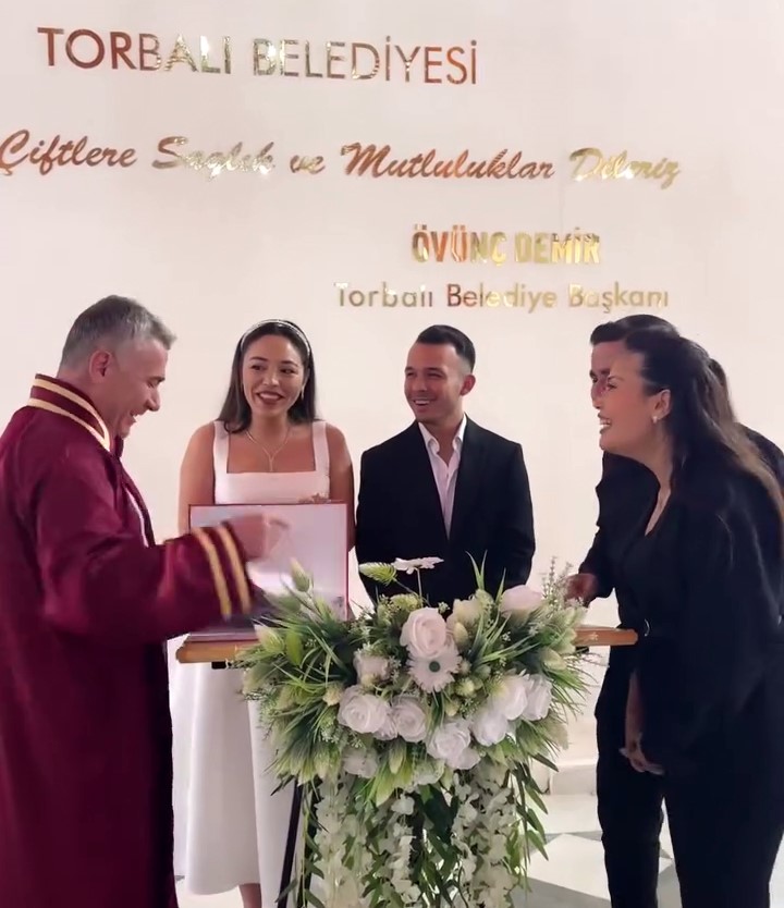 Nikah memuruna şaka yapmak istediler, asıl şakayı memur yaptı
Nikah memuruna şaka yapmak istediler, asıl şakayı memur yaptı