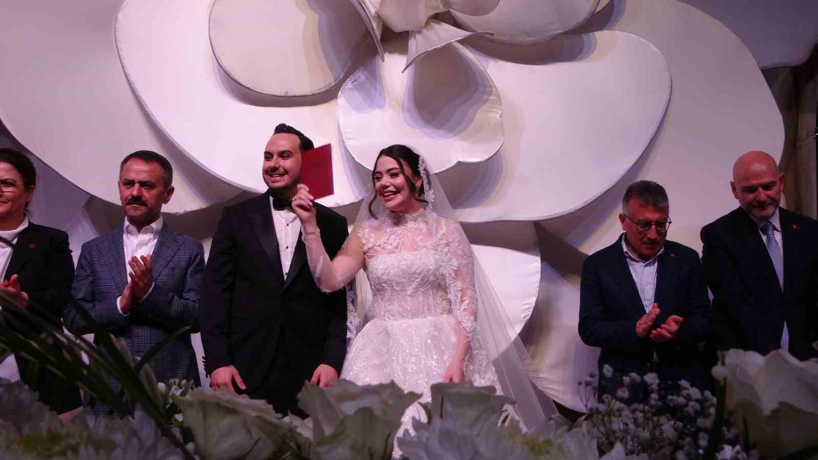 Nikah töreni siyaset camiasını bir araya getirdi
