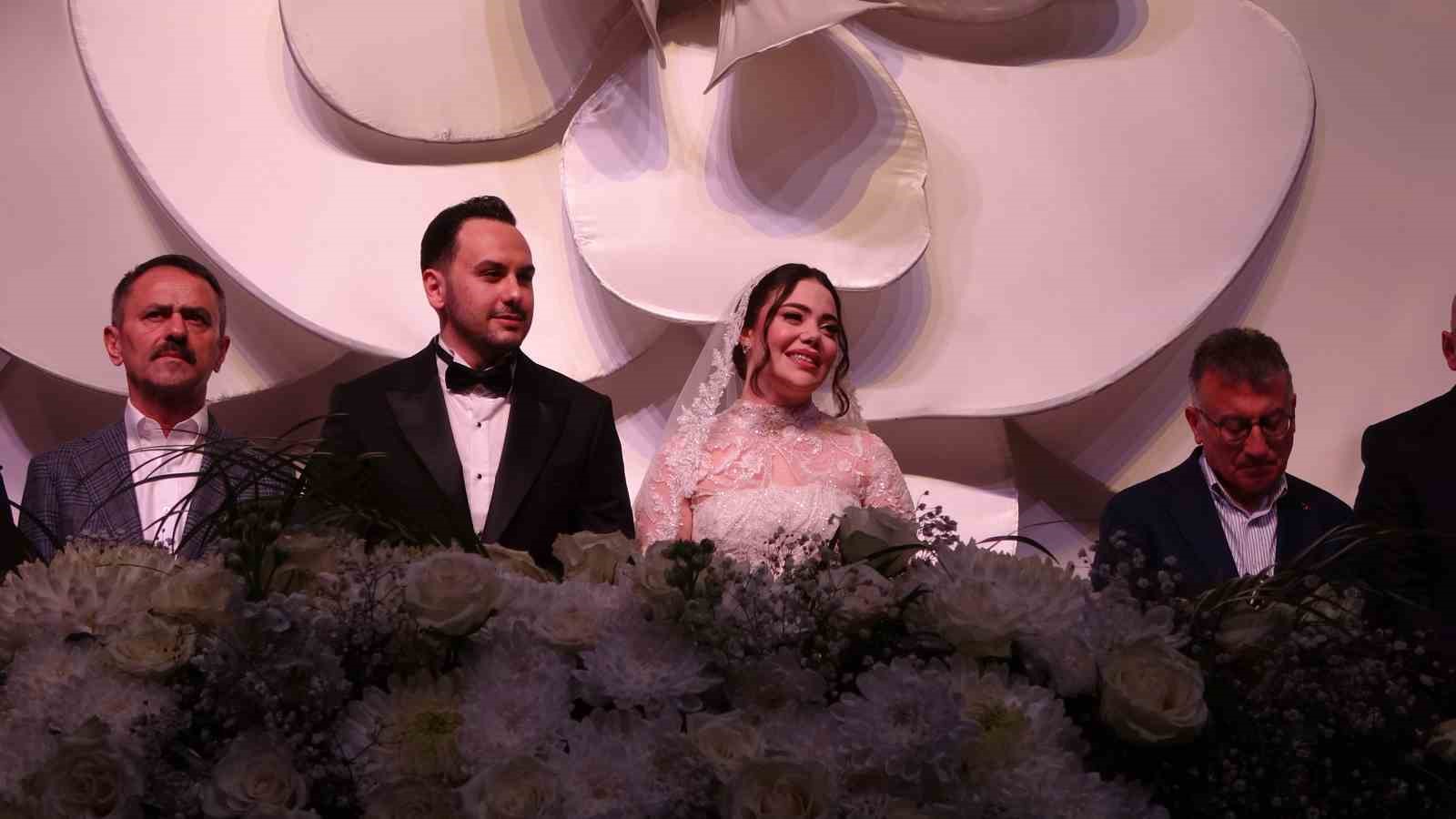 Nikah töreni siyaset camiasını bir araya getirdi
