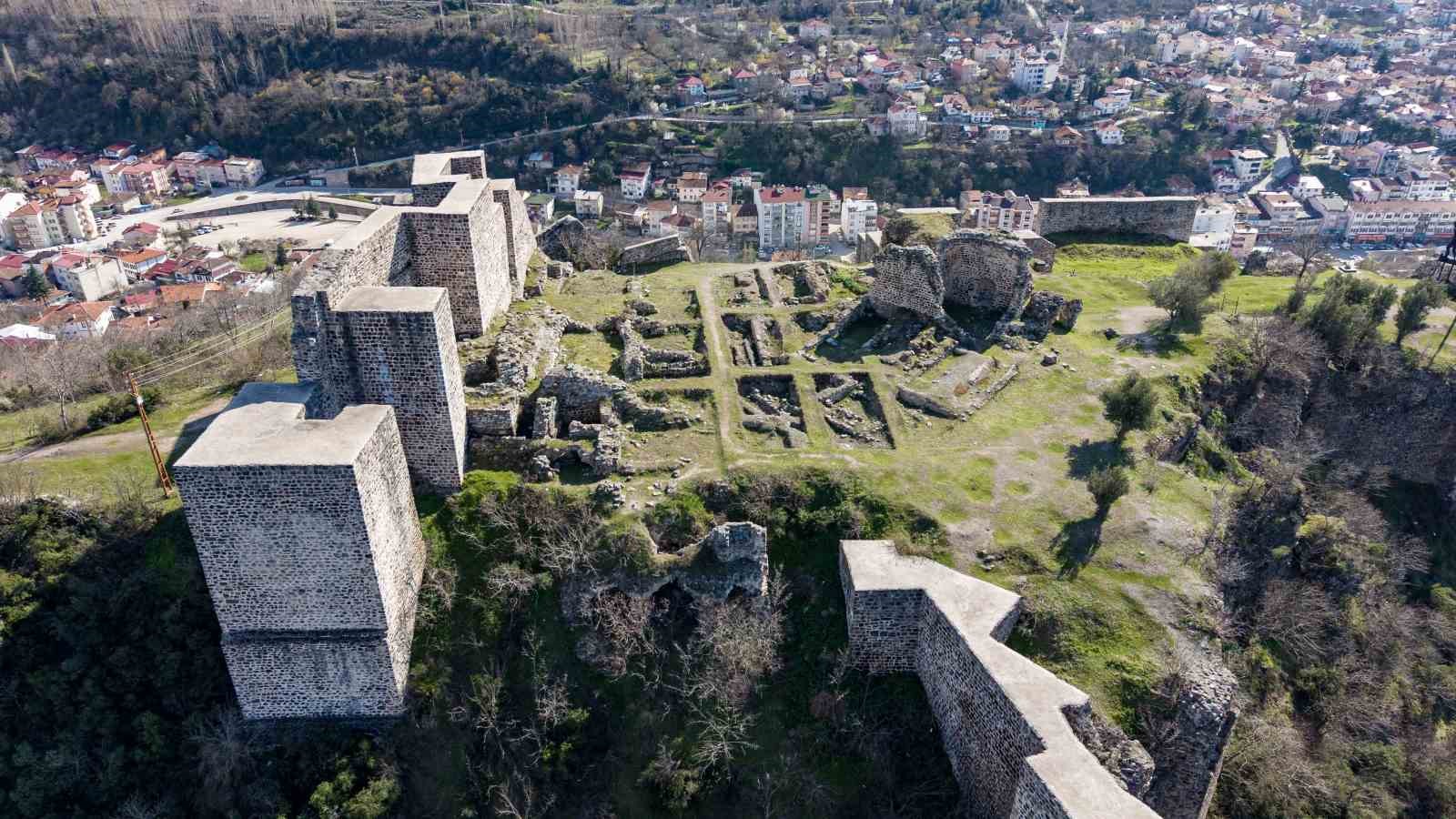 Niksar Kalesi zamana meydan okuyor

