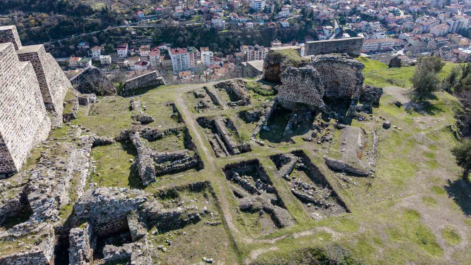Niksar Kalesi zamana meydan okuyor
