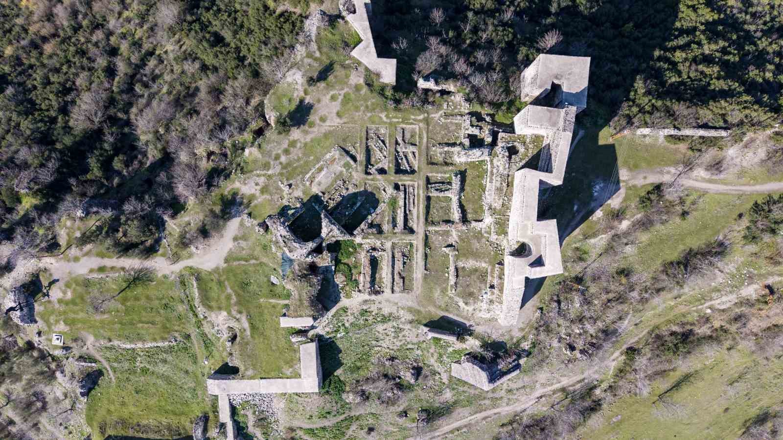 Niksar Kalesi zamana meydan okuyor
