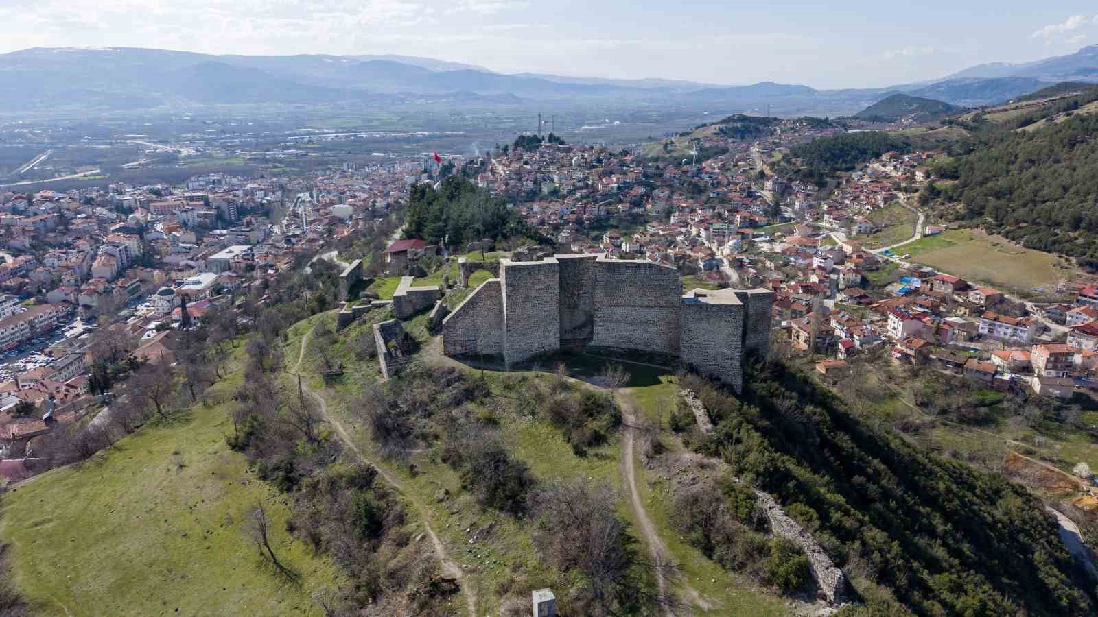 Niksar Kalesi zamana meydan okuyor
