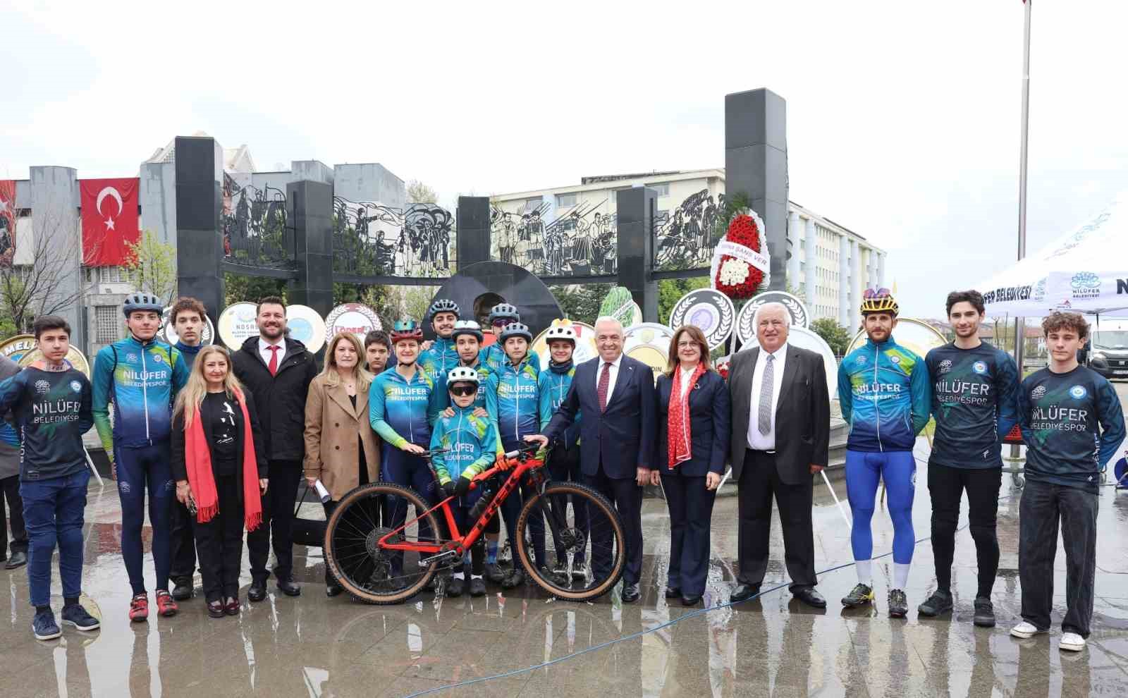 Nilüfer, 23 Nisan’ı Cumhuriyet Meydanı’nda kutladı
