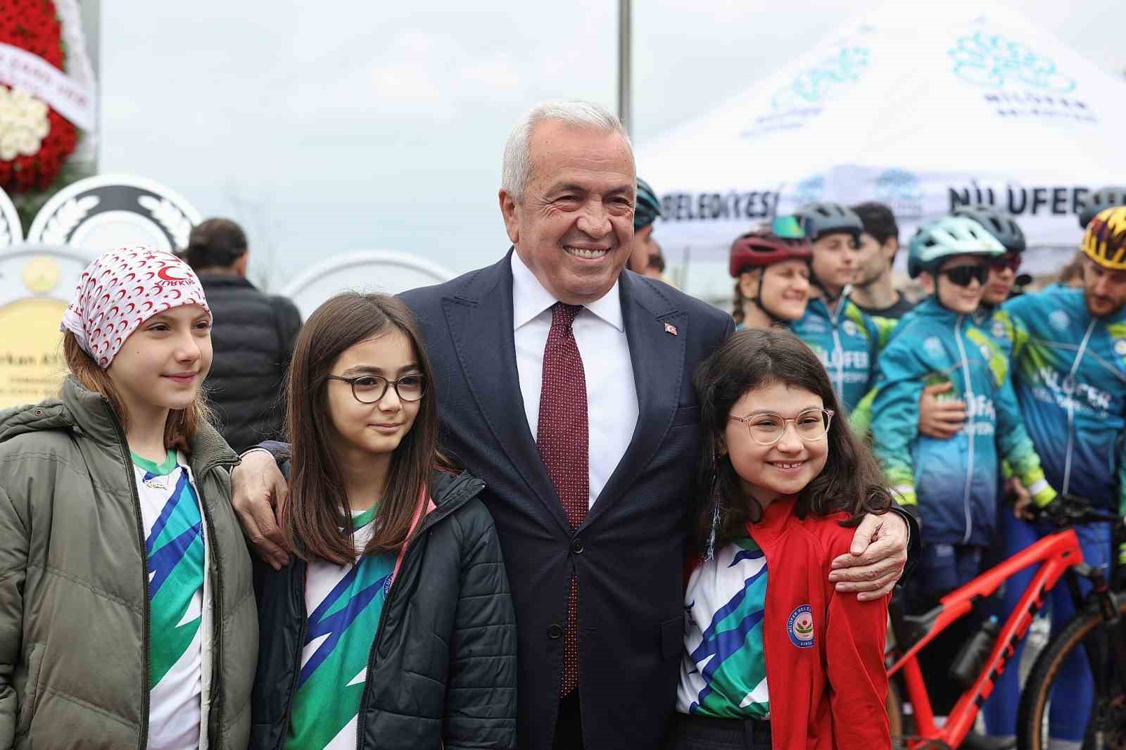 Nilüfer, 23 Nisan’ı Cumhuriyet Meydanı’nda kutladı
