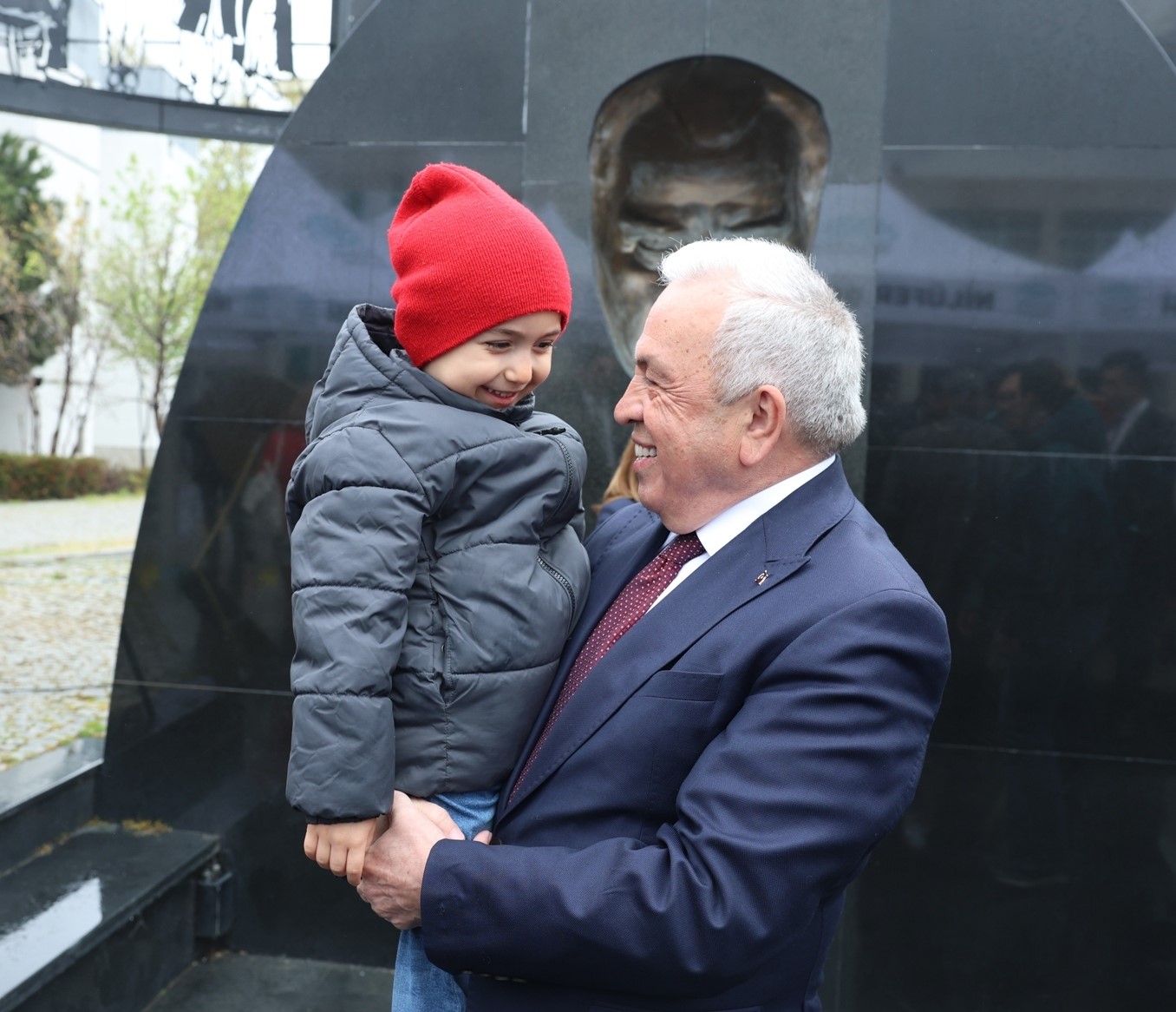 Nilüfer, 23 Nisan’ı Cumhuriyet Meydanı’nda kutladı
