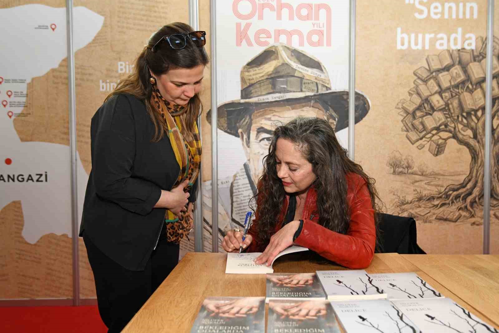 Nilüfer Açıkalın Osmangazi’de okurlarıyla buluştu
