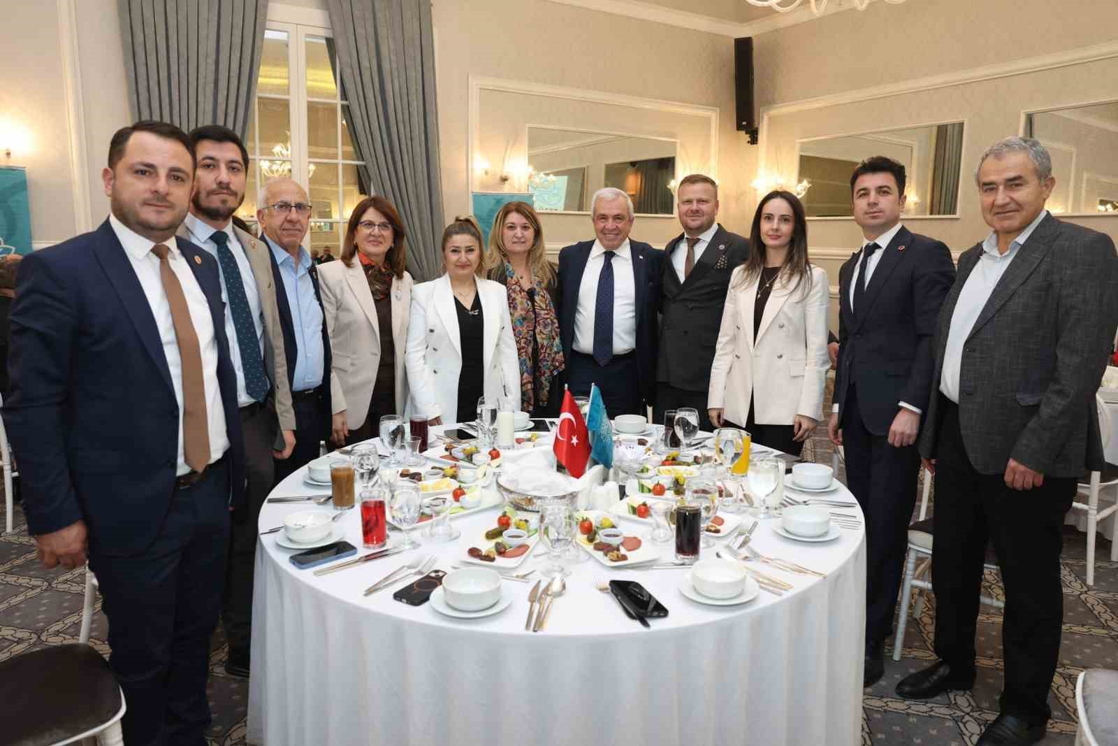 Nilüfer kardeşlik sofrasında buluştu
Nilüfer kardeşlik sofrasında buluştu