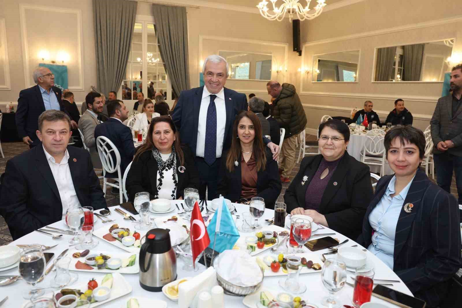 Nilüfer kardeşlik sofrasında buluştu
Nilüfer kardeşlik sofrasında buluştu