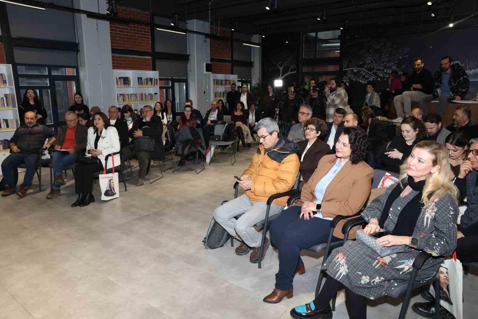 Nilüfer’de 2026 yılının yazarı emeğin ve sokağın şairi Sennur Sezer
Nilüfer’de 2026 yılının yazarı emeğin ve sokağın şairi Sennur Sezer