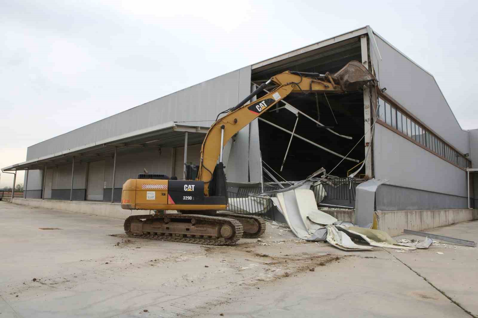 Nilüfer’de 4 bin metrekarelik kaçak depo yıkıldı
