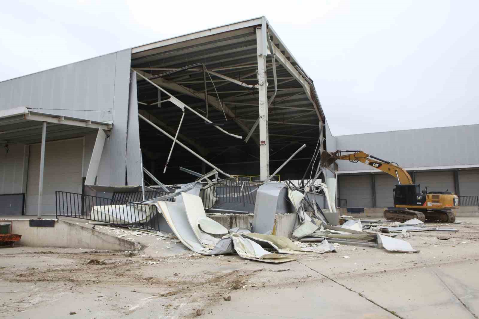 Nilüfer’de 4 bin metrekarelik kaçak depo yıkıldı
