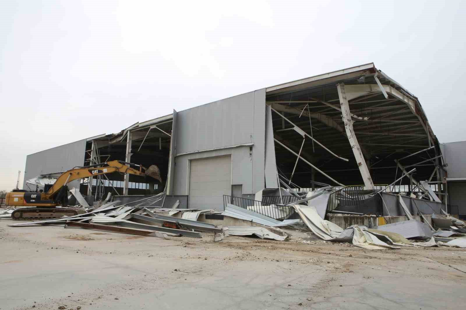 Nilüfer’de 4 bin metrekarelik kaçak depo yıkıldı
