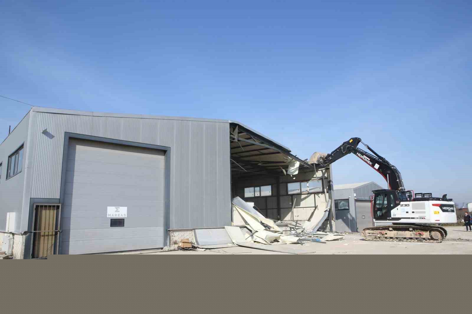 Nilüfer’de 4 kaçak bina yıkıldı
