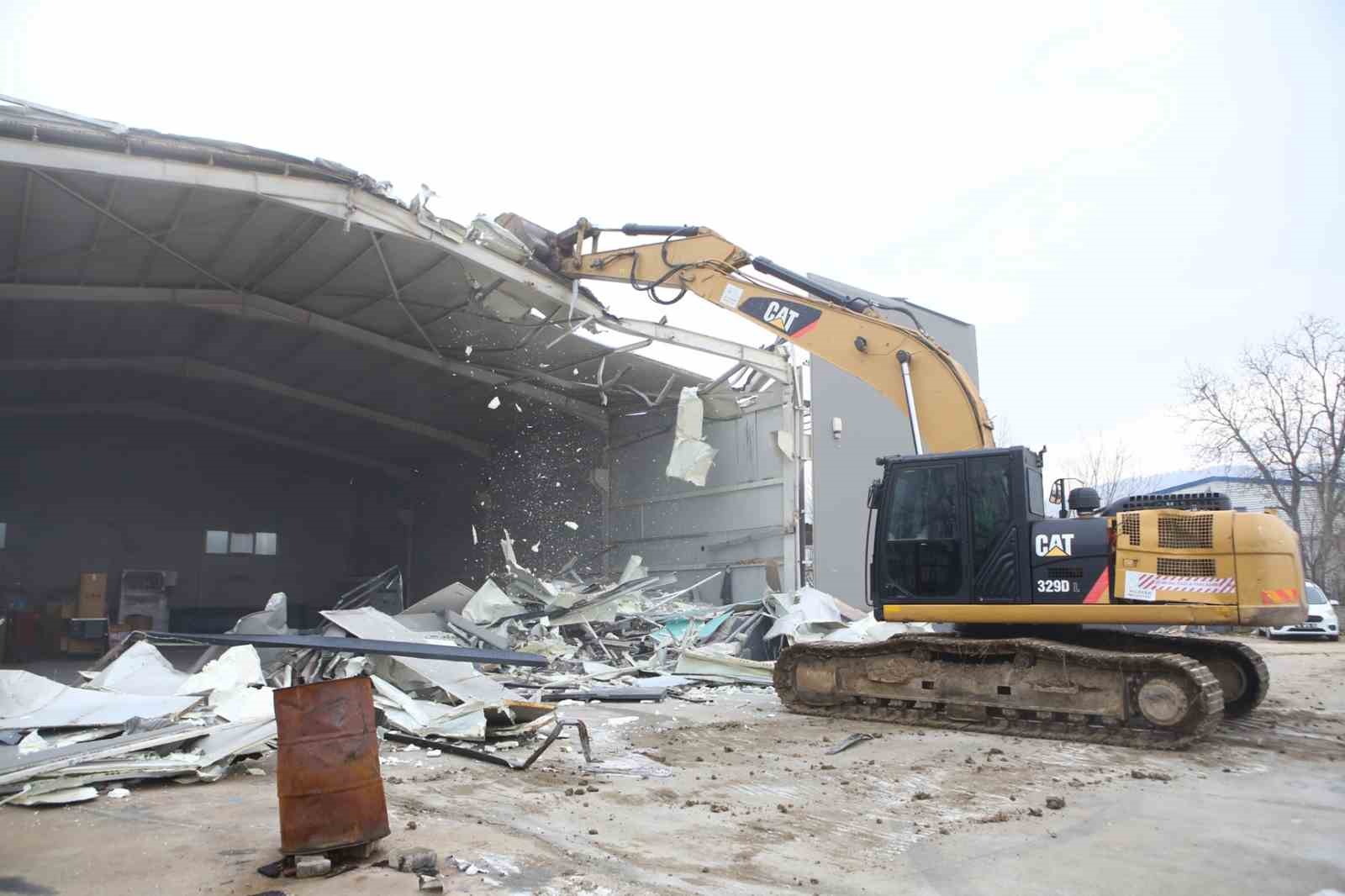 Nilüfer’de iki kaçak iş yeri yıkıldı
