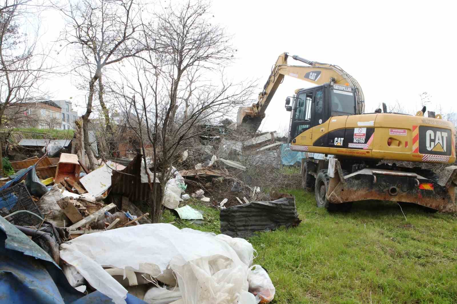 Nilüfer’de kaçak barakalar yıkıldı
