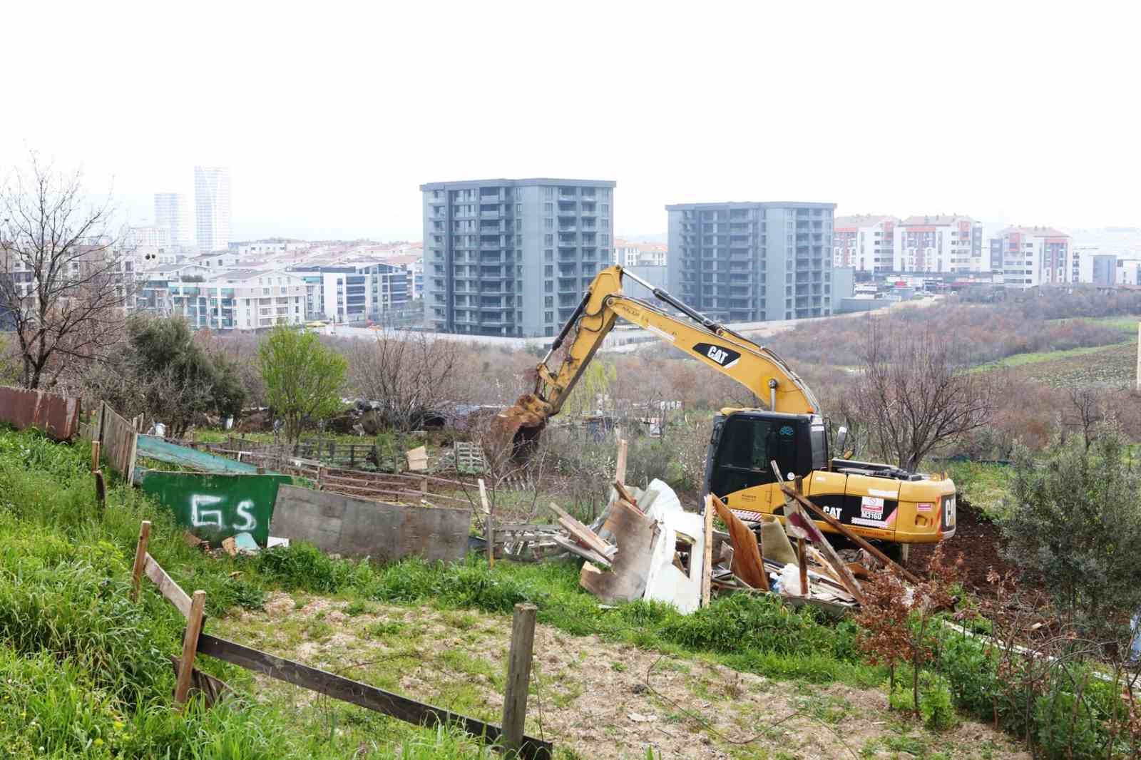 Nilüfer’de kaçak barakalar yıkıldı
