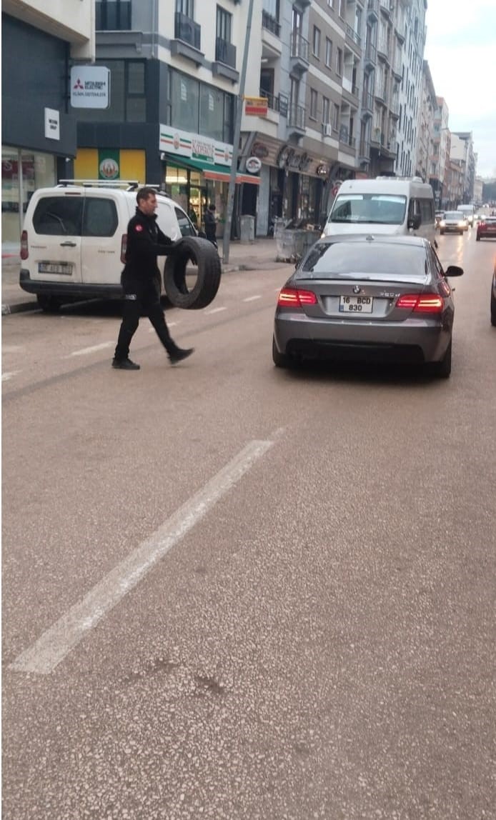 Nilüfer’de kaldırımlar işgallerden arındırılıyor
