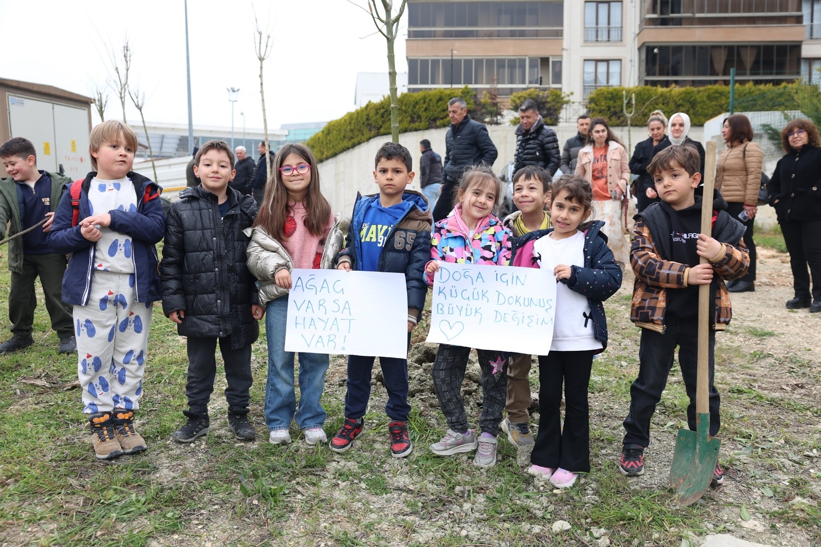 Nilüfer’de minikler doğa için fidan dikti
