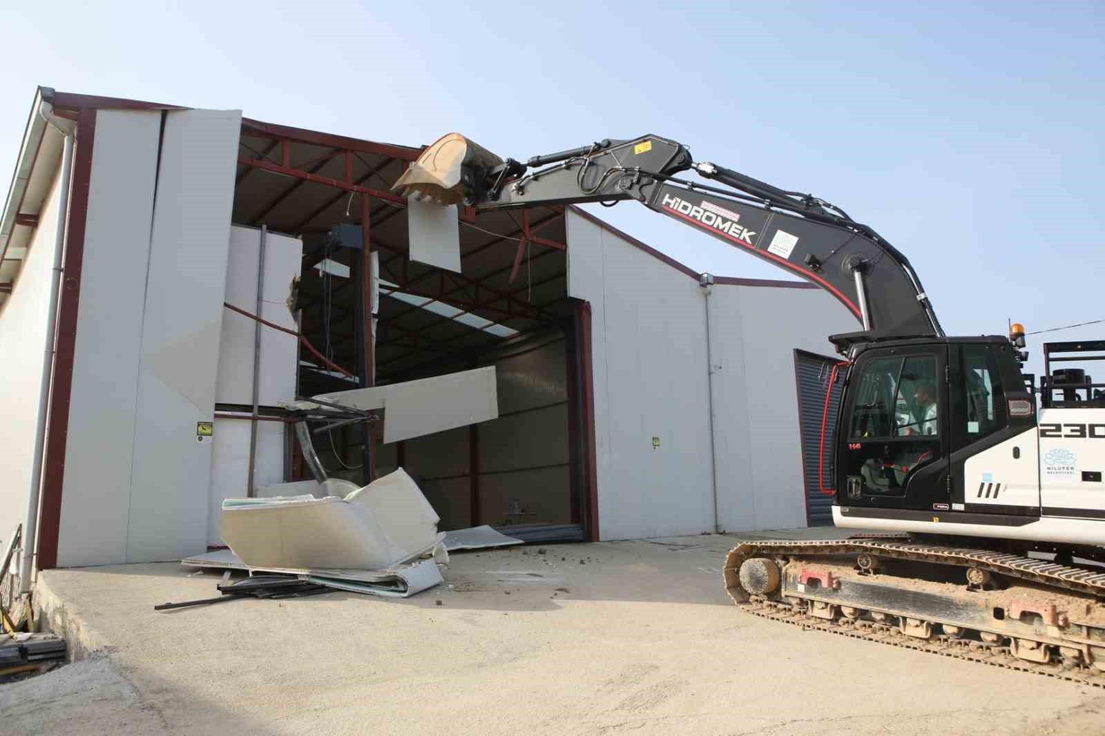 Nilüfer’de tarım alanındaki 900 metrekarelik kaçak yapı yıkıldı
