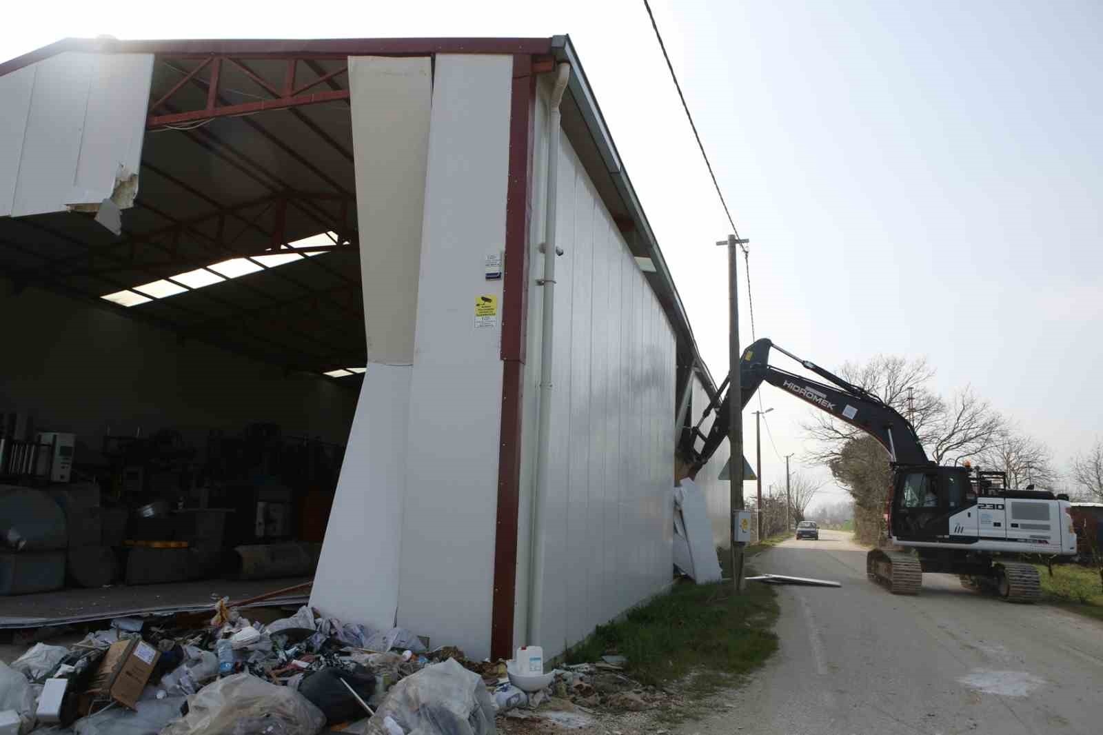 Nilüfer’de tarım alanındaki 900 metrekarelik kaçak yapı yıkıldı
