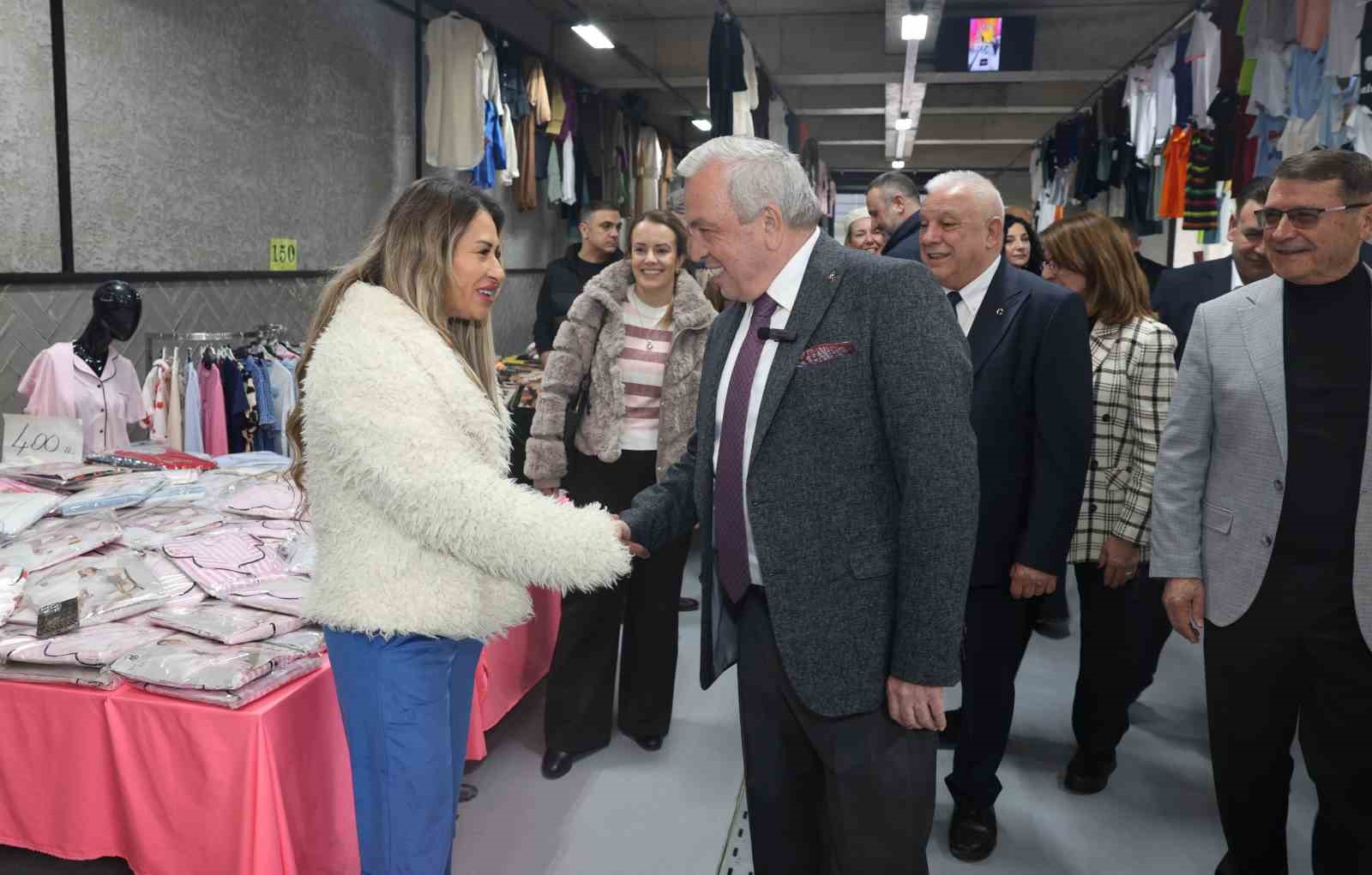 Nilüfer’in 8’inci giyim pazarı Balat’ta açıldı
Nilüfer’in 8’inci giyim pazarı Balat’ta açıldı