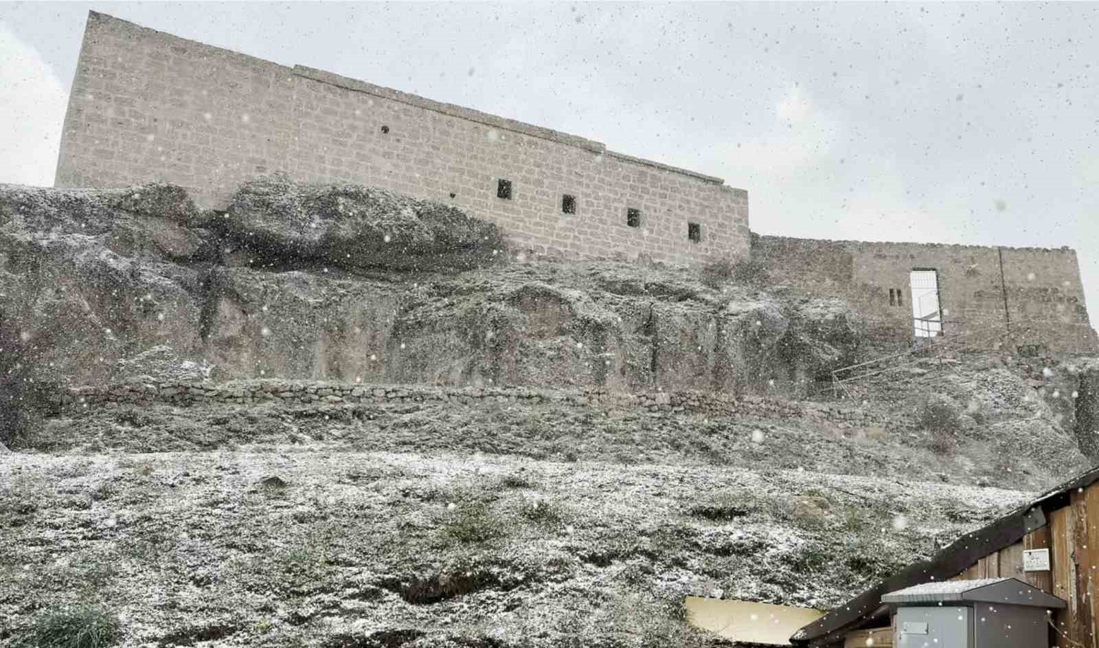 Nisan ayı ortasında Aksaray’da kar yağışı devam ediyor
