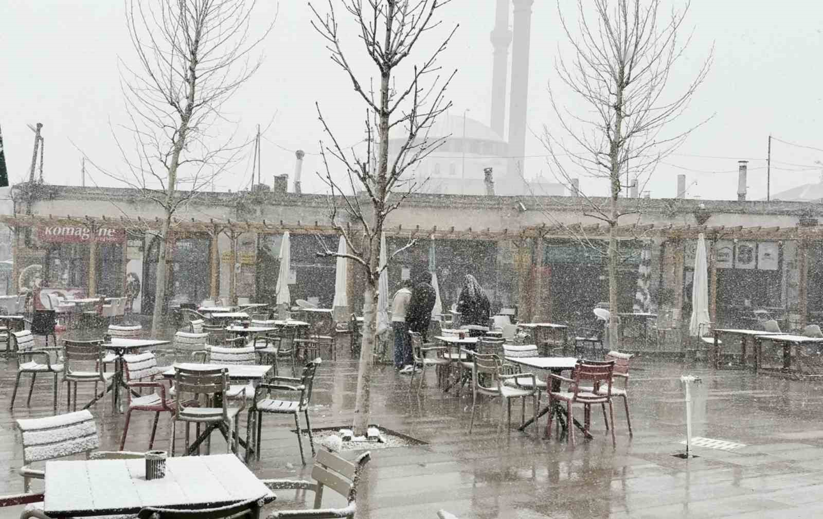 Nisan ayı ortasında Aksaray’da kar yağışı devam ediyor
