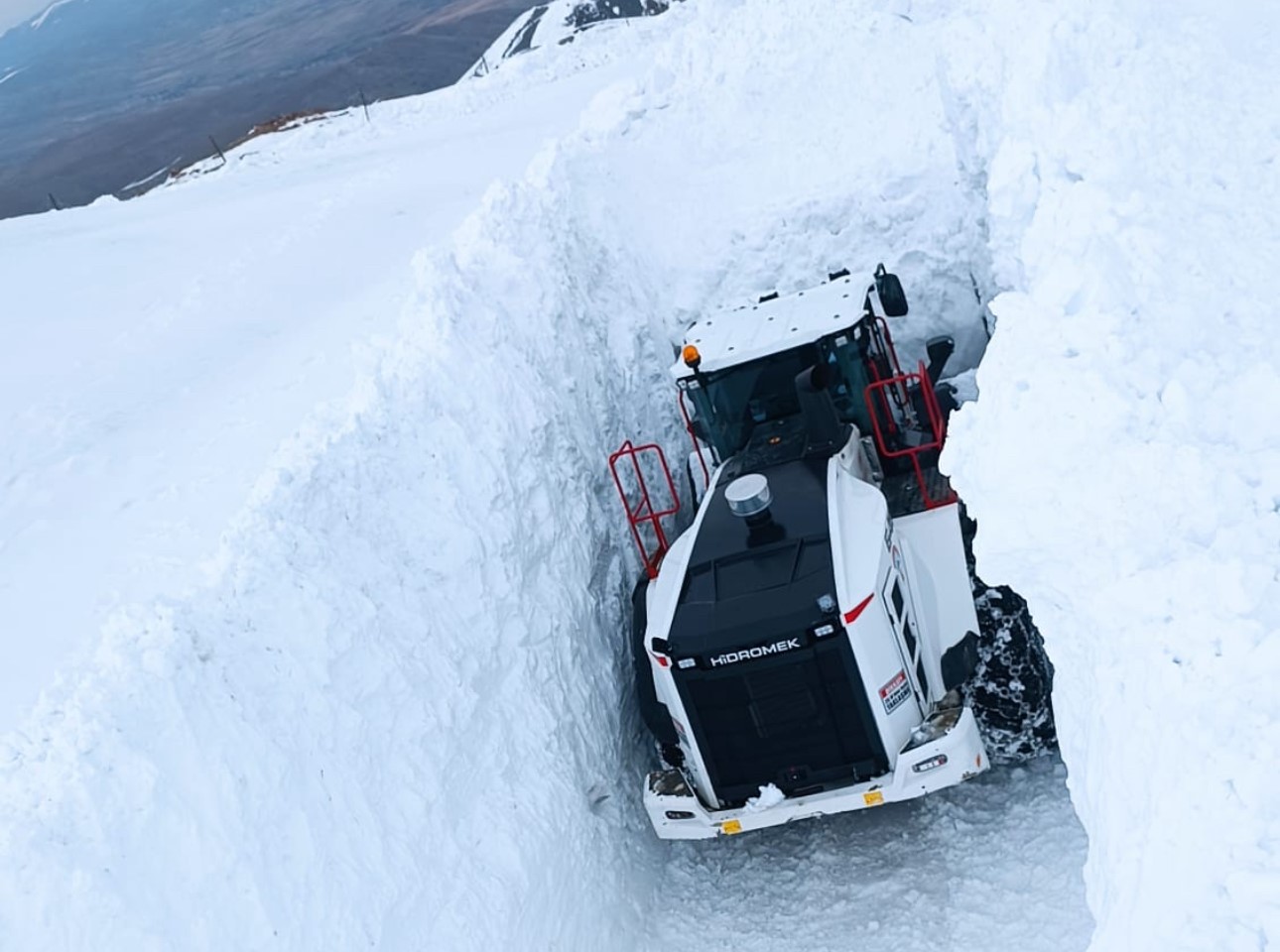 Nisan ayında 4 metrelik kar tünellerinde çalışma
