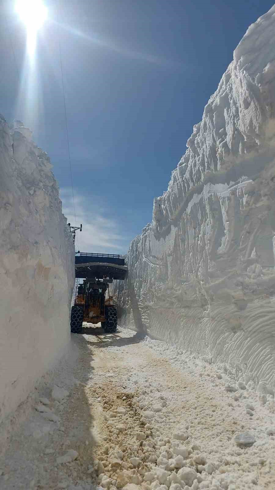 Nisan ayında 6 metreyi bulan karda yol açma çalışması
