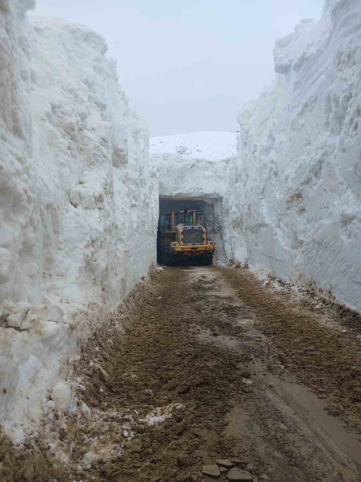 Nisan ayında 6 metreyi bulan karda yol açma çalışması
