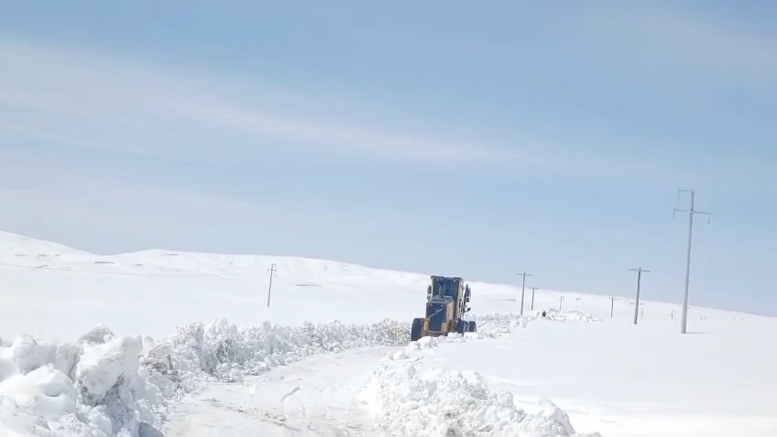 Nisan ayında kardan kapanan köy yolları açıldı

