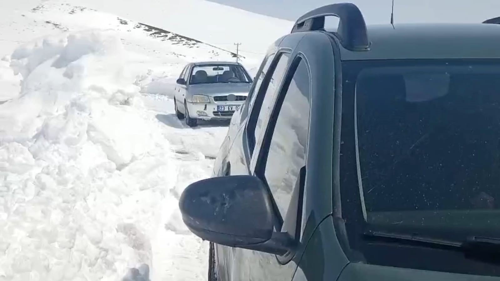 Nisan ayında kardan kapanan köy yolları açıldı
