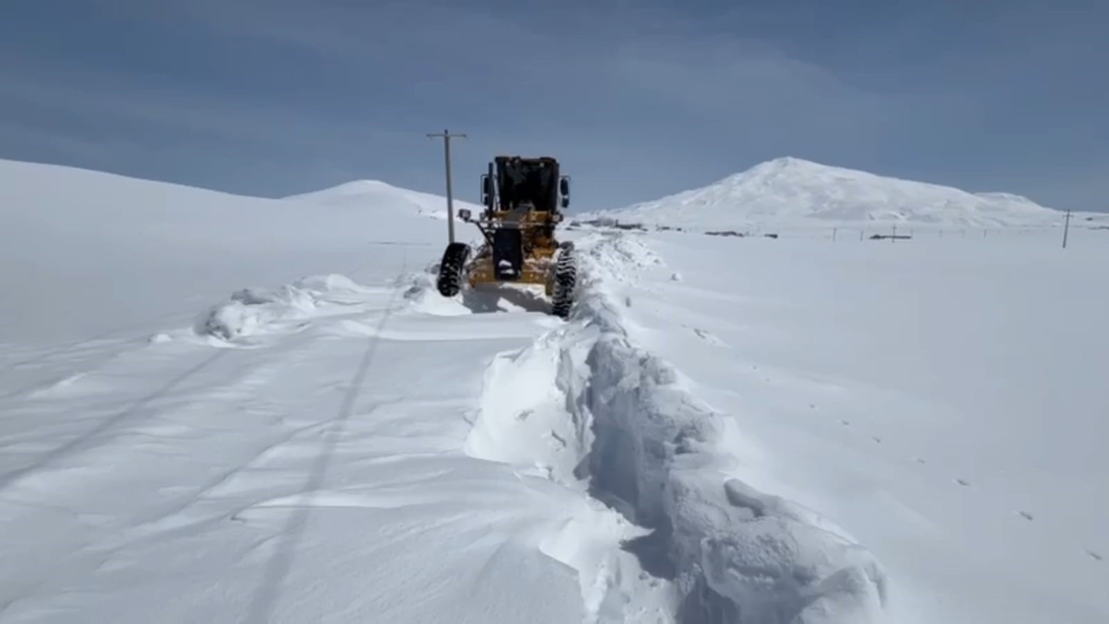 Nisan ayında kardan kapanan köy yolları açıldı
