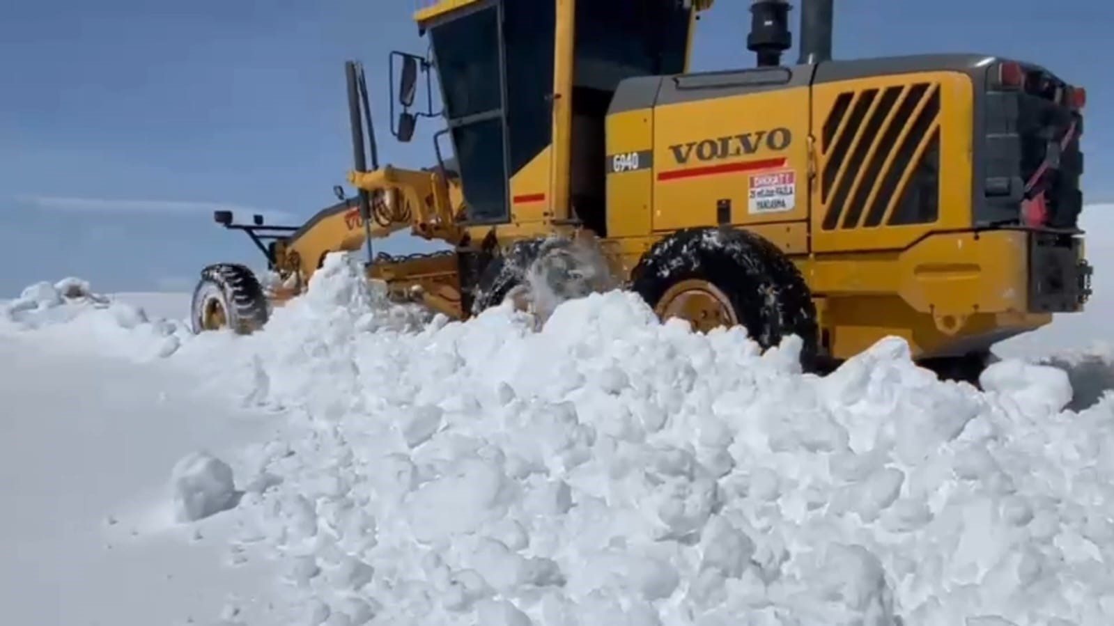 Nisan ayında kardan kapanan köy yolları açıldı
