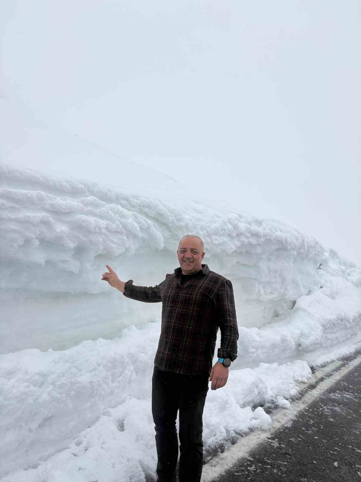 Nisan ortasında kış geri döndü: Kars-Erzurum karayolu beyaza gömüldü

