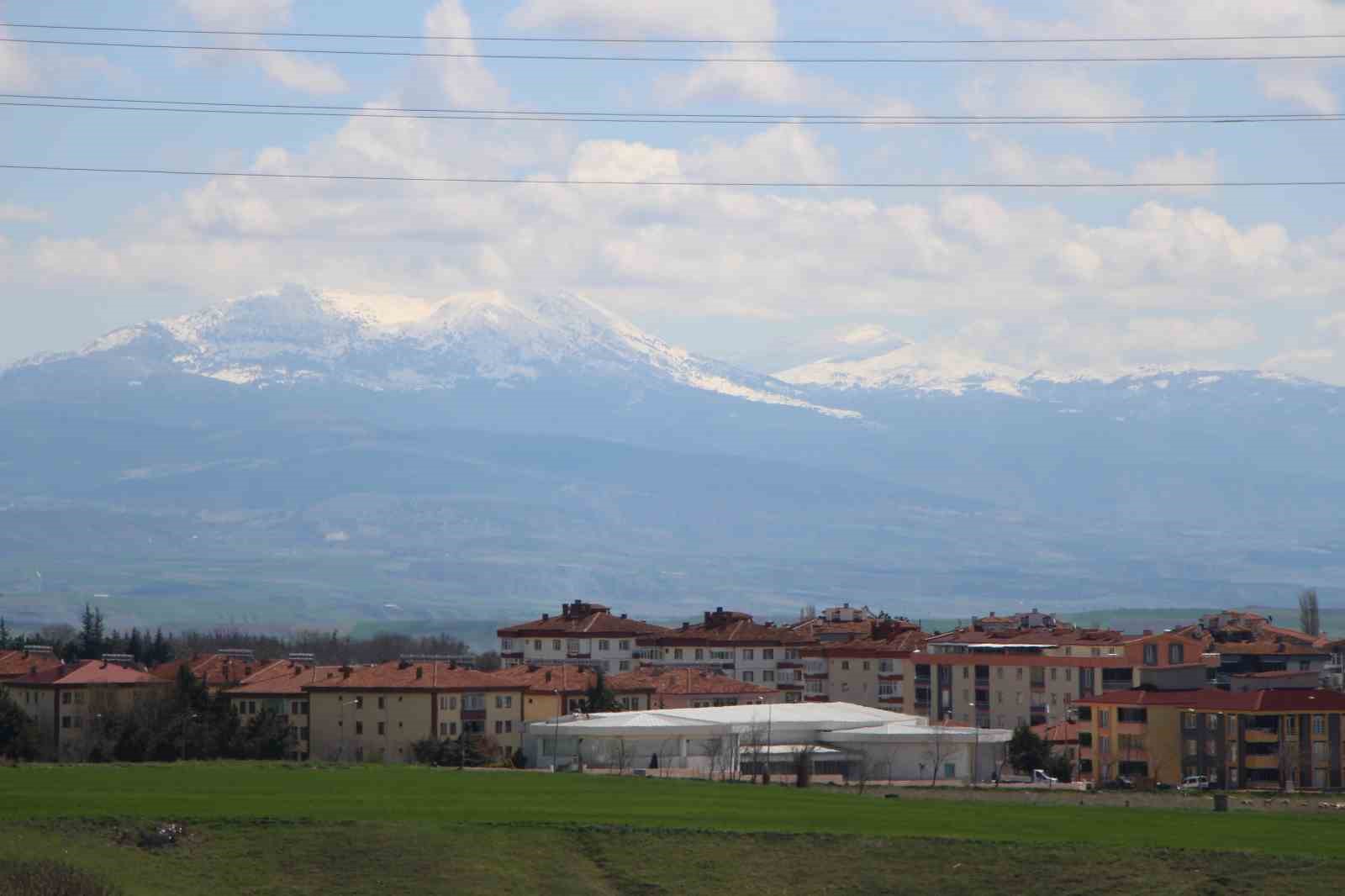 Nisan sürprizi: Amasya’nın zirveleri beyaza büründü
