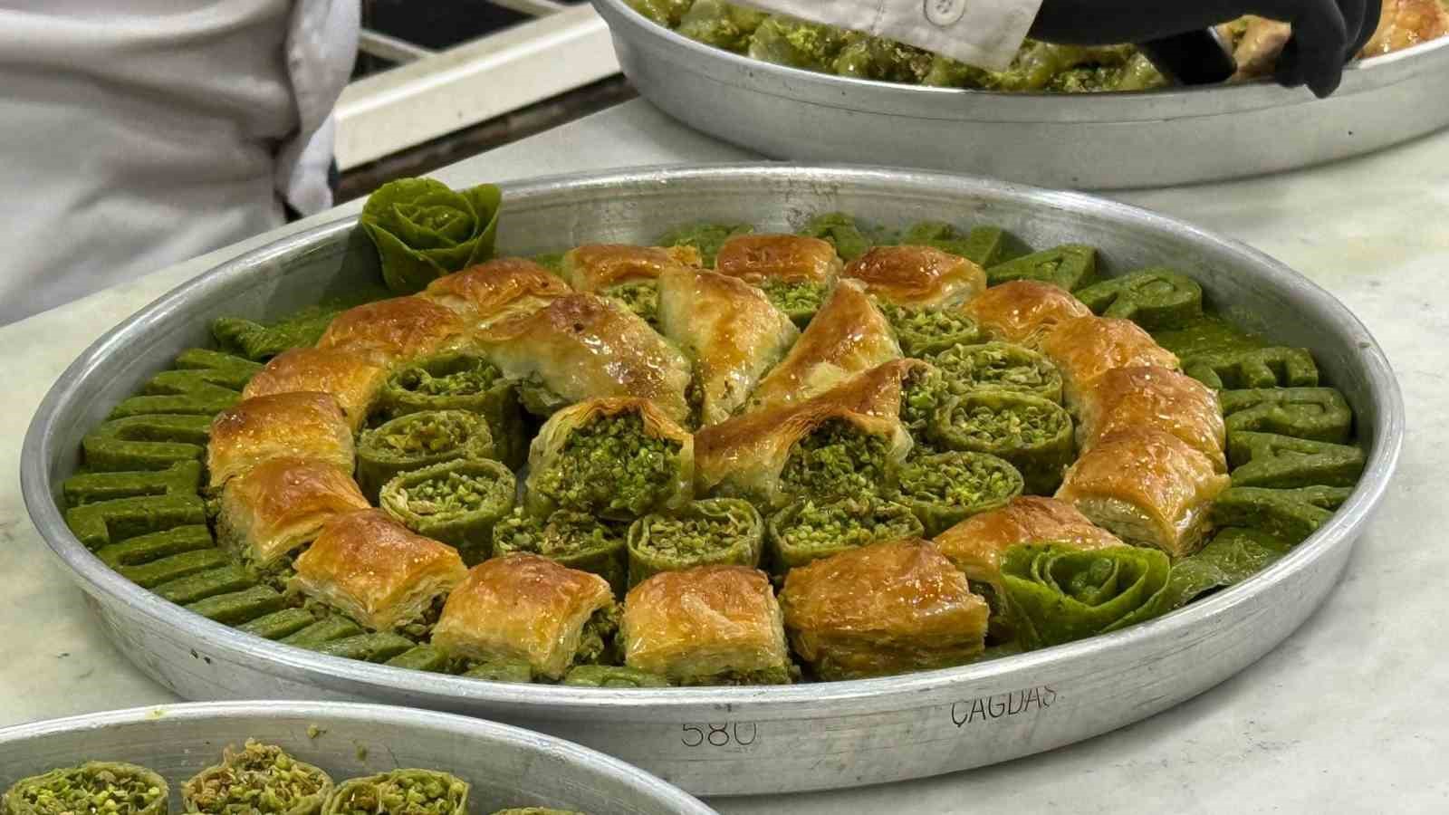 Nişan ve kız istemelerinde yeni trend: Baklava tepsisi
Nişan ve kız istemelerinde yeni trend: Baklava tepsisi