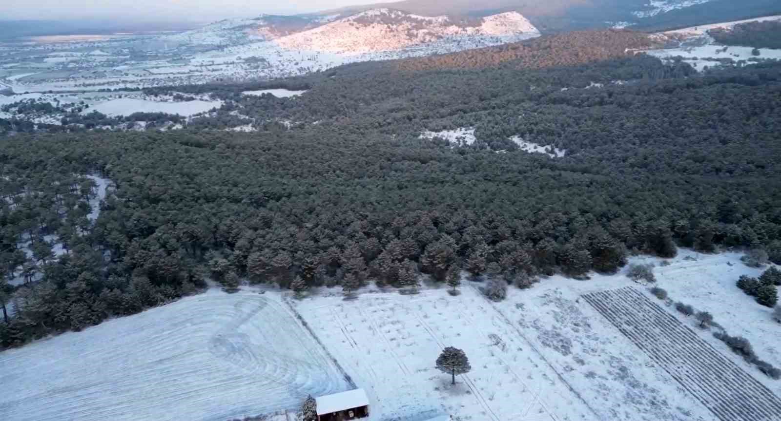 Nisan yağan kar mahalleyi beyaz örtü ile kapladı
