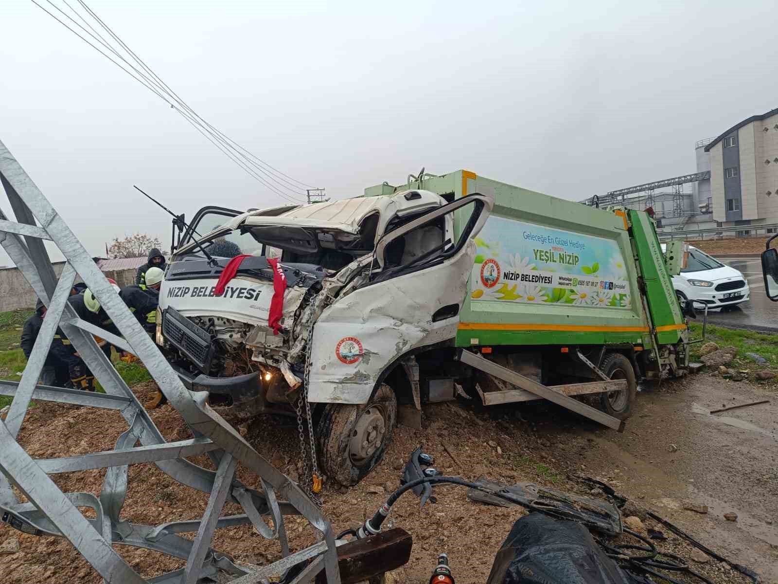 Nizip Belediyesi’ne ait araç kaza yaptı: 1 yaralı
