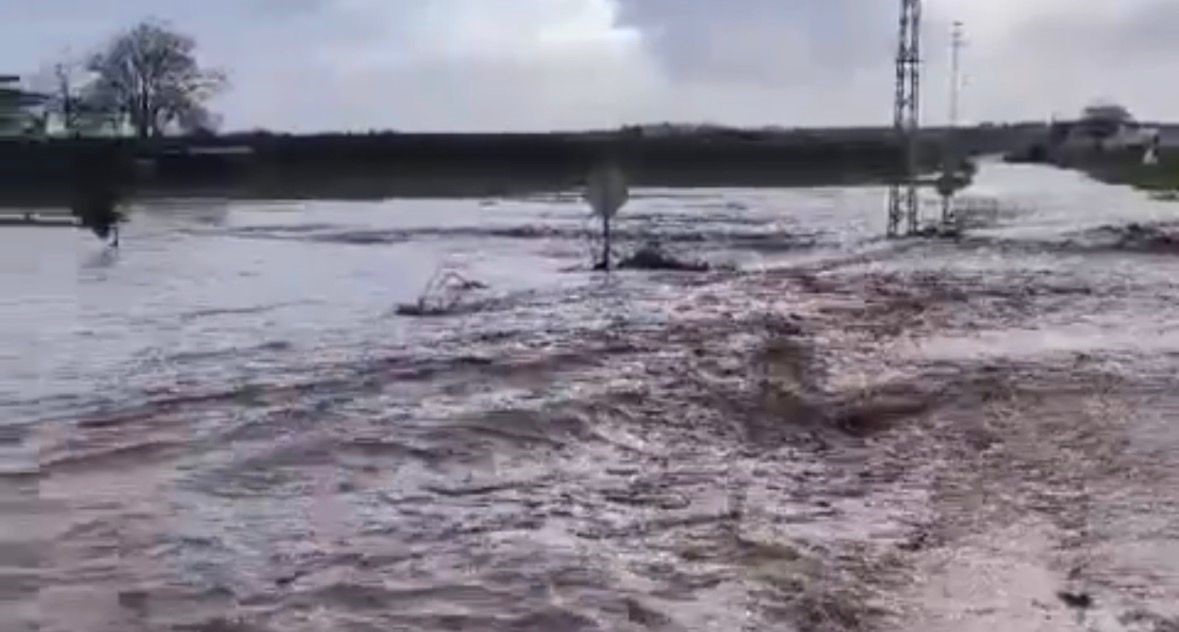 Nizip’te sağanak sonrası yollar göle döndü, kırsal mahallelerde sel meydana geldi
