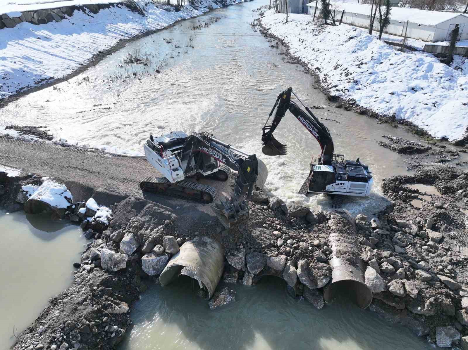 Nuhlar Köyü’nde geçici köprü çalışmaları yerinde incelendi
