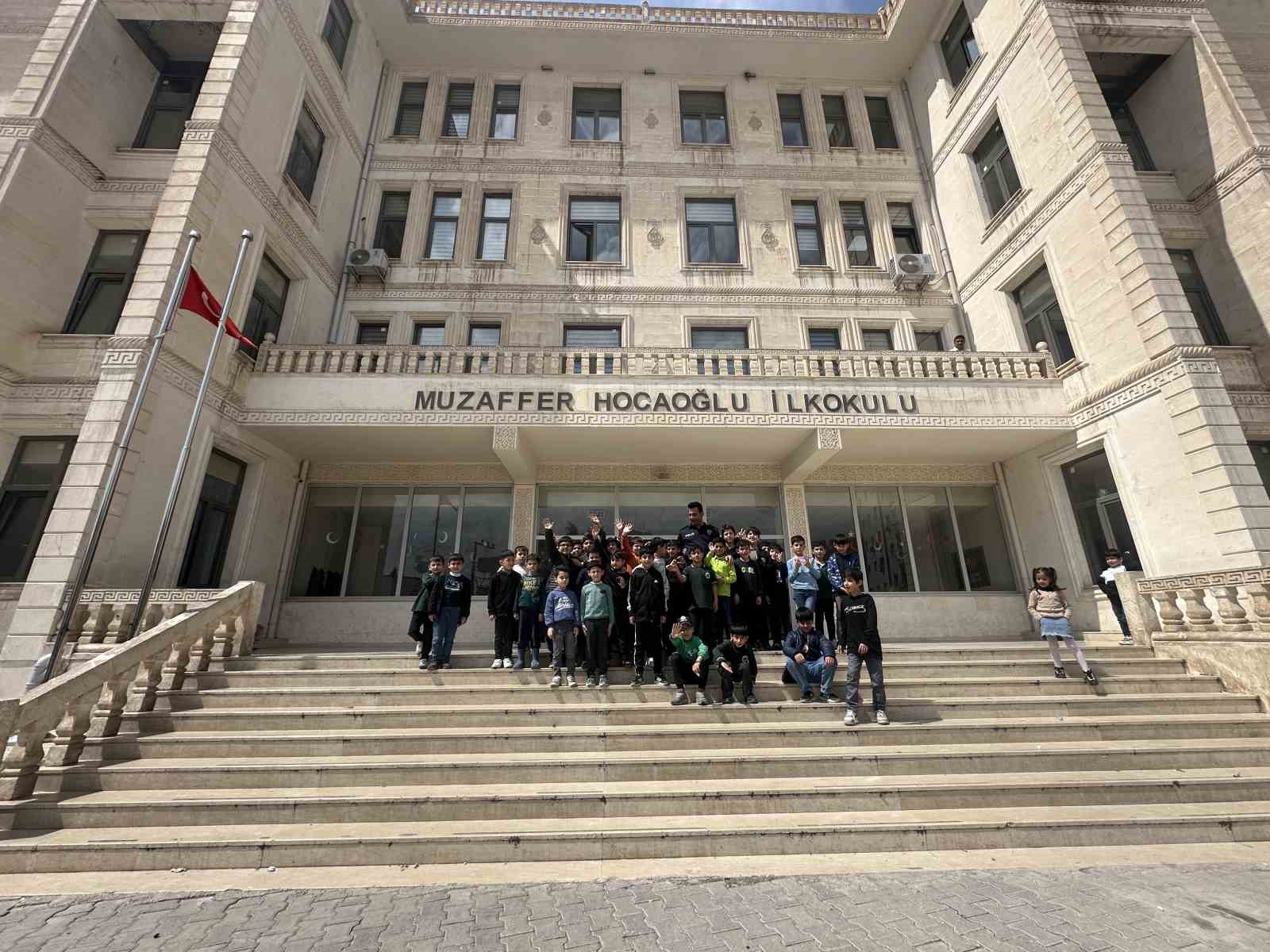 Nusaybin’de polis ile öğrenciler arasında yürek ısıtan görüntü
